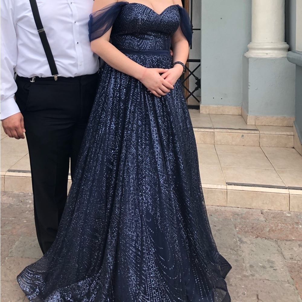 Royal blue dress size 10. Can provide more pictures of dress through message.